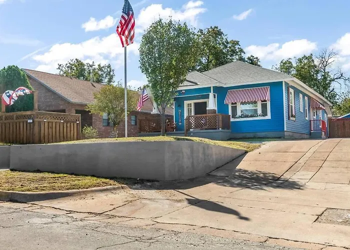 Stockyards-3/4 Mile Away!-sleeps 8-americana House Holiday home