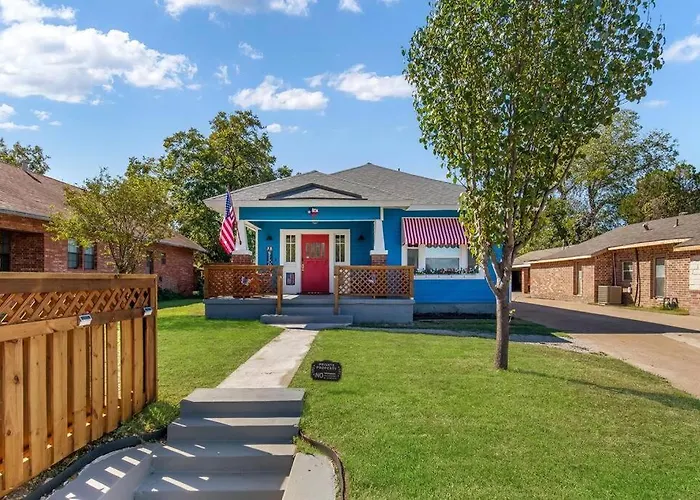 Stockyards-3/4 Mile Away!-sleeps 8-americana House *