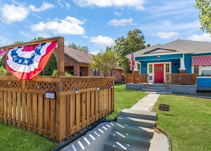 Stockyards-3/4 Mile Away!-sleeps 8-americana House Holiday home Fort Worth