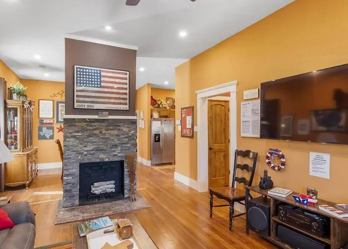 Stockyards-3/4 Mile Away!-sleeps 8-americana House Holiday home