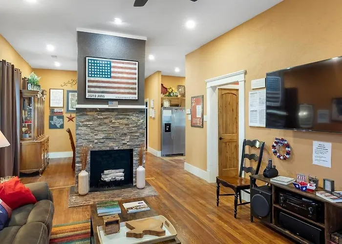 Stockyards-3/4 Mile Away!-sleeps 8-americana House
