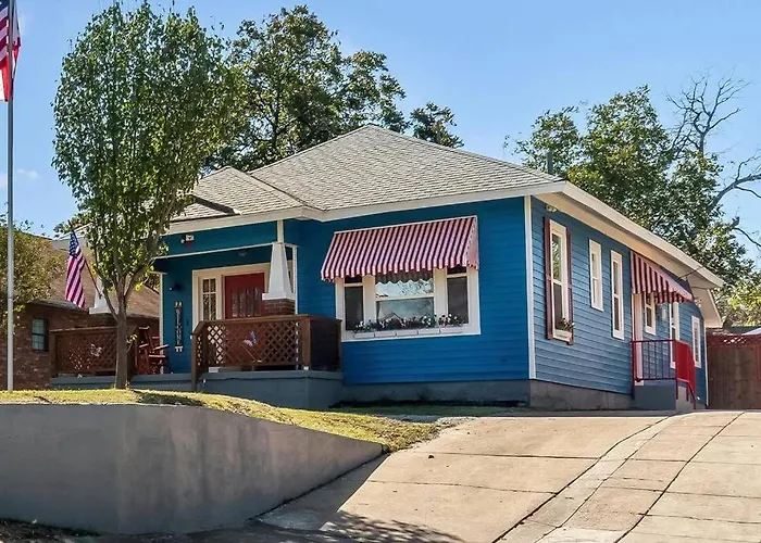 Stockyards-3/4 Mile Away!-sleeps 8-americana House Holiday home *