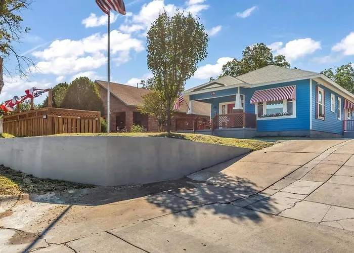 Stockyards-3/4 Mile Away!-sleeps 8-americana House Holiday home Fort Worth
