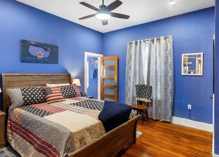 Stockyards-3/4 Mile Away!-sleeps 8-americana House Holiday home