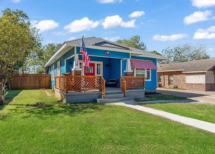 Stockyards-3/4 Mile Away!-sleeps 8-americana House *